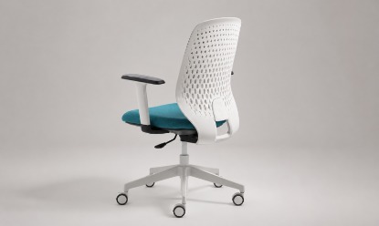 Poltrona operativa ergonomica con base a 5 razze, schienale in polipropilene bianco microforato flessibile e imbottito, braccioli fissi in nylon, elevazione a gas e rivestimento in tessuto altamente ignifugo Xtreme FR®.