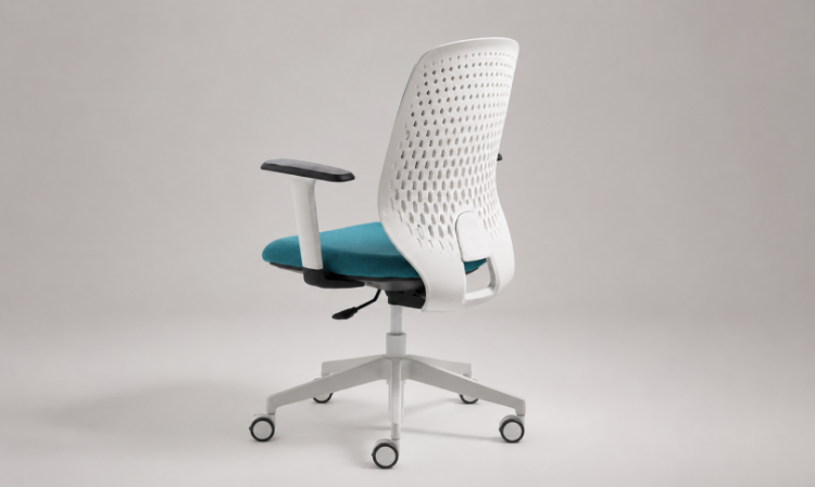 Poltrona operativa ergonomica con base a 5 razze, schienale in polipropilene bianco microforato flessibile e imbottito, braccioli fissi in nylon, elevazione a gas e rivestimento in tessuto altamente ignifugo Xtreme FR®.