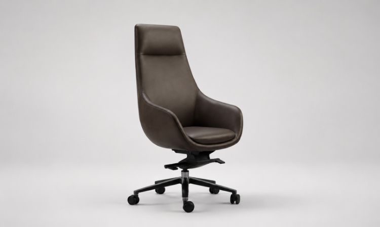 Seduta direzionale monoscocca con schienale alto, struttura in poliuretano schiumato a freddo ignifugo, base a 5 razze in alluminio lucido, ruote frenate, elevazione a gas e rivestimento tecnico Classe 1IM.