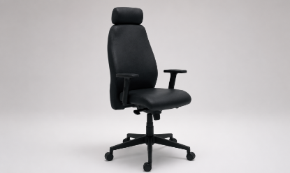 Poltrona direzionale sincronizzata con braccioli regolabili, schienale regolabile in altezza, base a 5 razze in nylon rinforzato con ruote, elevazione a gas e rivestimento tecnico in PVC, poliestere e cotone.