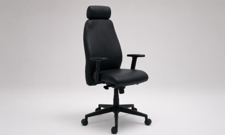 Poltrona direzionale sincronizzata con braccioli regolabili, schienale regolabile in altezza, base a 5 razze in nylon rinforzato con ruote, elevazione a gas e rivestimento tecnico in PVC, poliestere e cotone.