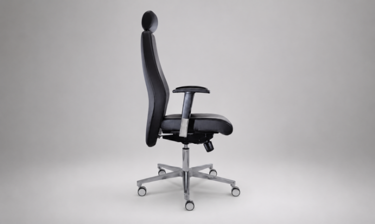Poltrona direzionale con braccioli regolabili, sedile in memory foam, schienale regolabile in altezza, meccanismo sincronizzato sedile-schienale, base a 5 razze in alluminio lucido con ruote e rivestimento tecnico.