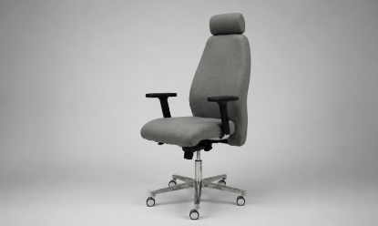 Poltrona direzionale ergonomica UNI EN 1335 con braccioli 3D, schienale regolabile in altezza, meccanismo sincronizzato sedile-schienale, base a 5 razze in alluminio lucido con ruote e rivestimento tecnico.