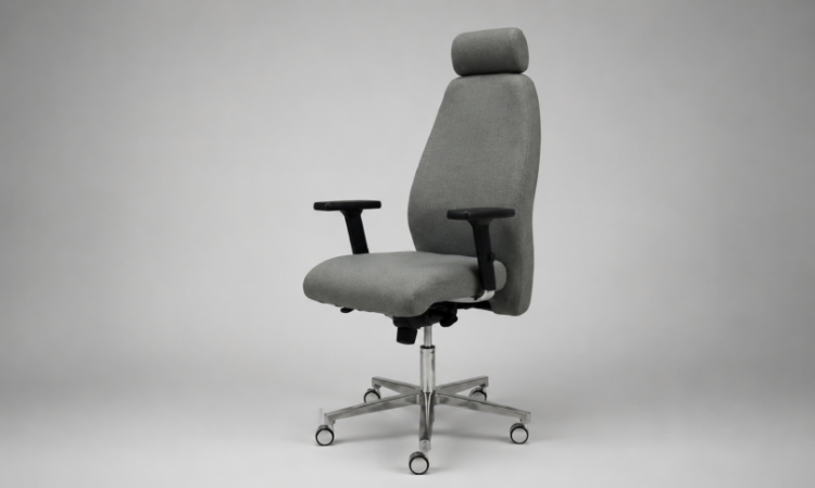 Poltrona direzionale ergonomica UNI EN 1335 con braccioli 3D, schienale regolabile in altezza, meccanismo sincronizzato sedile-schienale, base a 5 razze in alluminio lucido con ruote e rivestimento tecnico.