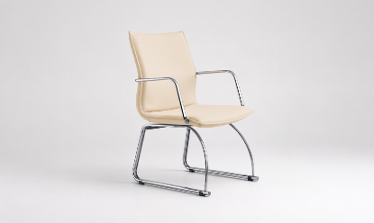 Poltrona riunioni con braccioli e base su slitta in telaio cromato, rivestimento in similpelle resistente all’abrasione e certificazione Classe 1IM, ideale per sale riunioni, meeting room e ambienti professionali.