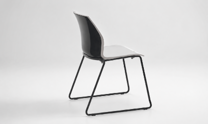 Seduta su slitta Malea per ufficio, sale riunioni e aree visitatori, con monoscocca bicolore in polipropilene, interno bianco, retroschienale lucido disponibile in diversi colori e struttura in acciaio verniciato bianco, nero alluminio oppure cromato.