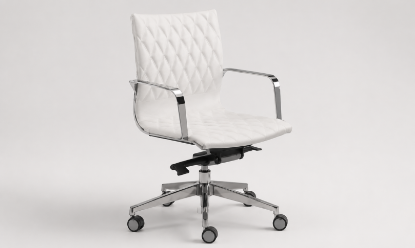 Poltroncina interlocutori Crun con schienale medio e inserti a rombi, struttura e braccioli cromati, base a 5 razze in alluminio lucido con ruote, rivestimento in ecopelle ignifuga e meccanismo oscillante per uffici, sale riunioni e aree direzionali.
