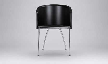 Poltroncina a pozzetto in cuoietto nero per aree attesa e tavoli riunione, con sedile e schienale in legno curvato, imbottitura in poliuretano espanso indeformabile e struttura a 4 gambe in tubolare d’acciaio cromato con piedini orientabili o ruote.
