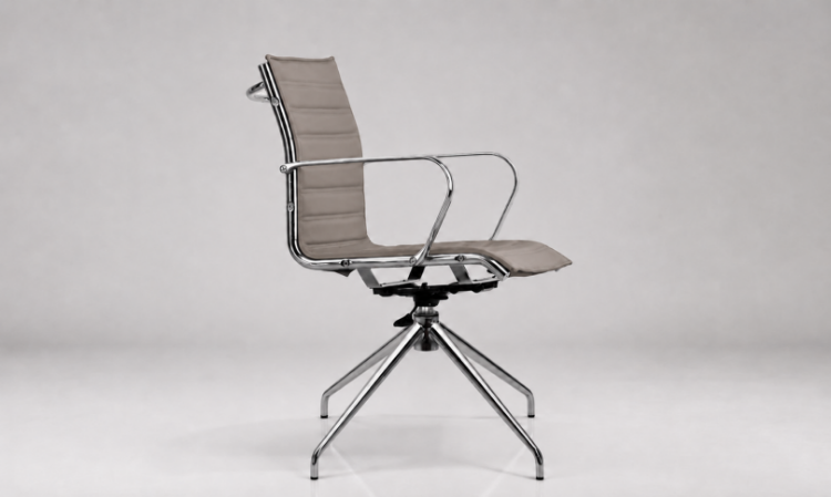 Poltrona visitatore con braccioli fissi, base piramidale a 4 razze con telaio cromato, seduta e schienale rivestiti in PVC, poliestere e cotone, con produzione Made in Italy.