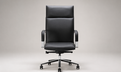 Poltrona direzionale con schienale alto in similpelle, monoscocca in multistrato di legno, braccioli integrati in tubolare d’acciaio cromato, base a 5 razze in alluminio lucido, ruote frenate e rivestimento Classe 1IM.