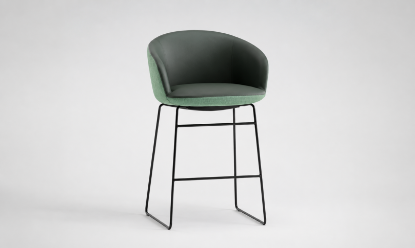 Sgabello Milos bicolore in poliuretano schiumato a freddo ignifugo, con base a slitta in tondino d’acciaio verniciato nero, rivestimento esterno Trevira CS® e rivestimento interno in PU, cotone e poliestere.