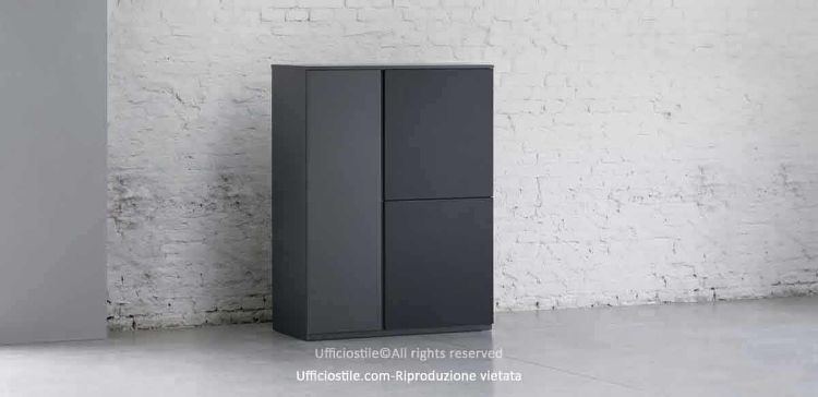Madia per ufficio h 123 cm con ante laccate opache, struttura in truciolare nobilitato con resine melaminiche antiriflesso, fondo e ripiano intermedio da 28 mm, bordi in ABS, piedini regolabili e cerniere in acciaio nichelato opaco con apertura a 110°.