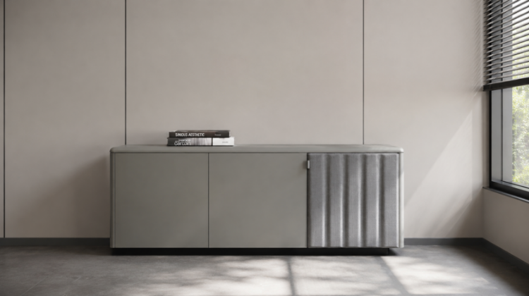 Madia direzionale a tre ante con un’anta rivestita in tessuto Categoria G dalla geometria ondulata, maniglia integrata in tessuto, due ante lisce con apertura push-pull, top in legno e zoccolo arretrato verniciato opaco.