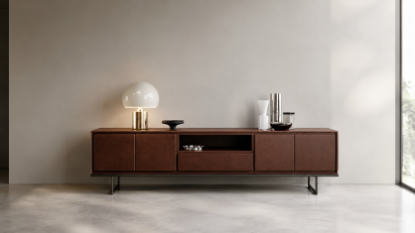 Madia manageriale di design lunga 240 cm, con quattro ante e un cassetto, completamente rivestita in cuoio e sollevata da terra tramite un elegante basamento alto in tubolare metallico tondo.