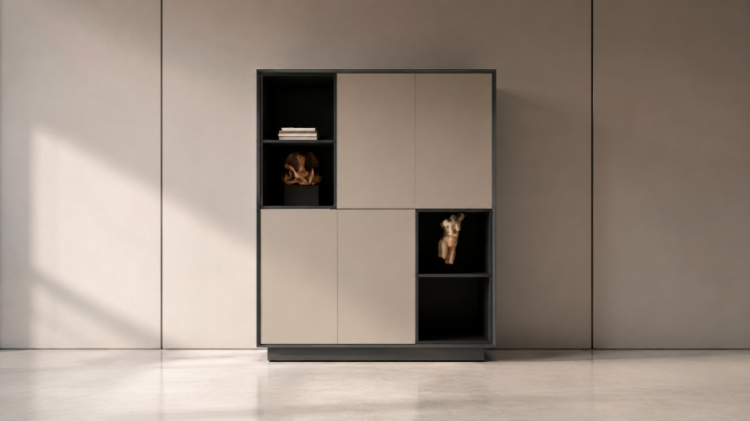 Madia h 166 con configurazione verticale, ante battenti e vani a giorno, sistema di apertura push-pull senza maniglie, zoccolo a terra, finiture Basalto e Grigio Titanio e struttura in pannelli melaminici antiriflesso a bassa emissione di formaldeide.