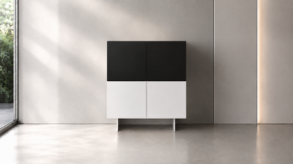 Madia componibile per ufficio con ante, struttura in conglomerato ligneo con rivestimento melaminico bianco, costruzione in folding con schiena interna, frontali in MDF rivestiti in melaminico nero opaco e bordi perimetrali in ABS.