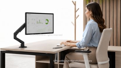Chicago braccio monitor singolo Top Mount per postazioni professionali, con molla a gas, snodi di precisione, attacco VESA, gestione ordinata dei cavi, fissaggio per scrivanie da 10 a 50 mm e portata massima di 12 kg per monitor fino a 32”.