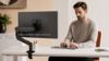 Rising™ braccio monitor singolo ergonomico con sistema a molla a gas, attacco VESA, installazione Top Mount, finitura base nera e portata massima di 12,7 kg per monitor fino a 49”.