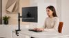 RisingEX™ 1F braccio monitor singolo con struttura a braccio fisso, attacco VESA, installazione Top Mount, finitura base nera, finiture opzionali coordinate e portata massima di 12,7 kg per monitor fino a 49”.