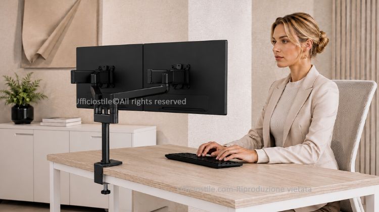 RisingEX™ 2FS braccio monitor doppio con configurazione statica, slider VESA per l’allineamento preciso dei monitor, fissaggio Top Mount, finitura base nera, finiture opzionali coordinate e portata massima di 2 × 12,7 kg per monitor fino a 32”.