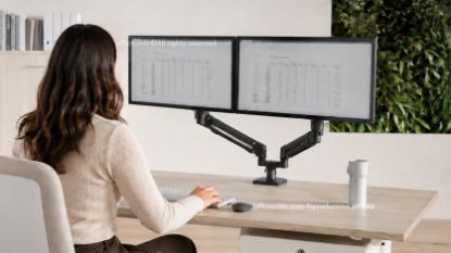 Tallo™ braccio monitor doppio compatto per workstation con doppio schermo, dotato di sistema a molla a gas, slider VESA per l’allineamento dei monitor, fissaggio Top Mount, finitura base nera e portata massima di 2 × 9 kg.