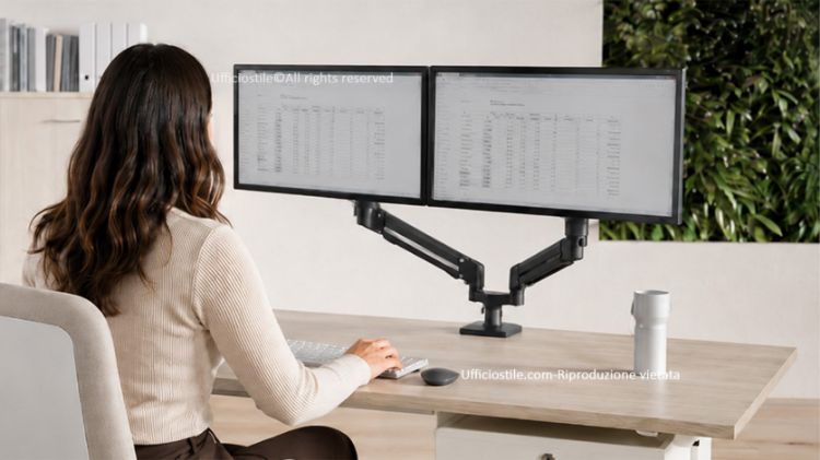 Tallo™ braccio monitor doppio compatto per workstation con doppio schermo, dotato di sistema a molla a gas, slider VESA per l’allineamento dei monitor, fissaggio Top Mount, finitura base nera e portata massima di 2 × 9 kg.