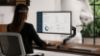 Eppa™ braccio monitor singolo ergonomico per postazioni ufficio, home office e ambienti operativi, con regolazione tramite molla a gas, attacco VESA, fissaggio a morsetto o foro passante, finitura base nera e portata massima di 8 kg per monitor fino a 40”.