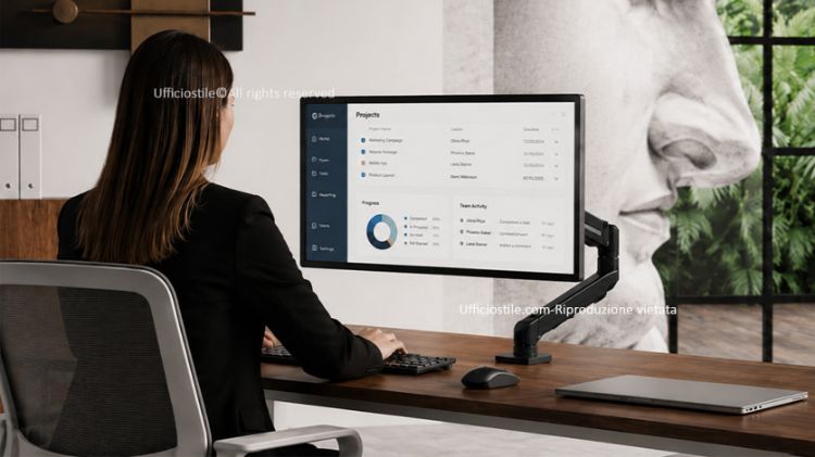 Eppa™ braccio monitor singolo ergonomico per postazioni ufficio, home office e ambienti operativi, con regolazione tramite molla a gas, attacco VESA, fissaggio a morsetto o foro passante, finitura base nera e portata massima di 8 kg per monitor fino a 40”.