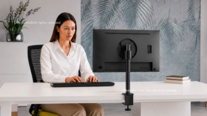 Skylon Single Short braccio monitor compatto e statico per postazioni individuali, con fissaggio a morsetto per scrivanie da 15 a 50 mm, attacco VESA, finitura base nera, finiture opzionali bianca e argento e portata massima di 8 kg per monitor fino a 32”.
