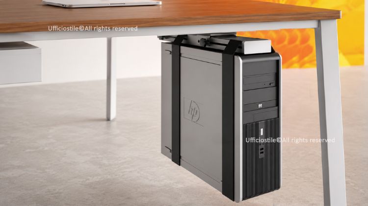 Porta CPU con cinghie regolabili da installare sotto il piano di lavoro, con sistema di sostegno sospeso, finitura nera, peso di 4,70 kg e compatibilità con piani profondi 65, 80, 136,5, 158 e 166,5 cm.