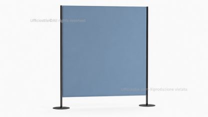 Pannello acustico freestanding h 180 per uffici open space, aree operative e sale d’attesa, con montanti in alluminio anodizzato, basi tonde in acciaio verniciato, imbottitura interna in poliestere a densità variabile con tecnologia Snowsound® e rivestimento in tessuto tecnico Trevira CS®.