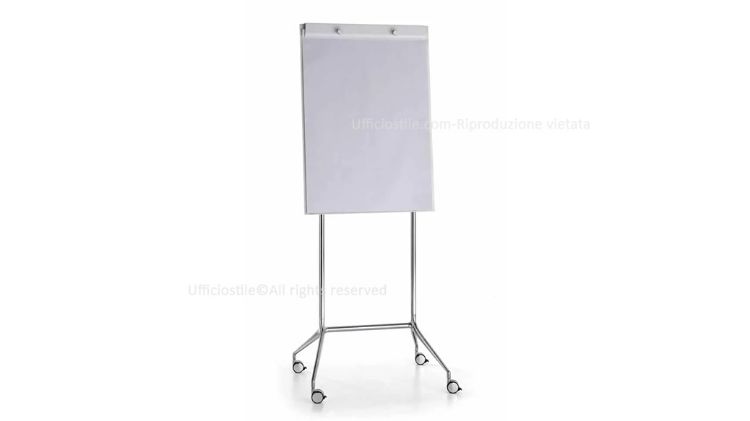 Lavagna mobile su ruote con superficie bianca scrivibile e magnetica, basamento con ruote frenate, struttura portante in acciaio cromato, basi inferiori in alluminio lucidato e supporto asportabile per blocchi di carta tipo flipchart.