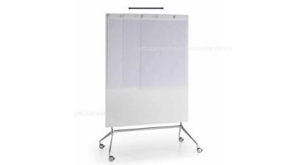 Lavagna mobile cm 120 con ampia superficie bianca scrivibile e magnetica, basamento su ruote frenate, struttura portante in acciaio cromato, basi inferiori in alluminio lucidato e supporto asportabile per blocchi di carta tipo flipchart.