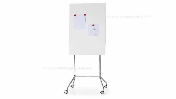 Lavagna magnetica su ruote della collezione Ufficiostile, con superficie bianca scrivibile e magnetica, pannello da 70 × 100 cm, struttura portante a cavalletto in acciaio cromato, base in alluminio lucidato e ruote con freno.