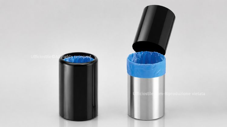 Cestino gettacarte da ufficio con struttura Plus composta da corpo esterno in polimero tecnico senza fondo, contenitore interno in banda stagnata, finitura nera, altezza 35 cm e diametro 24,5 cm.
