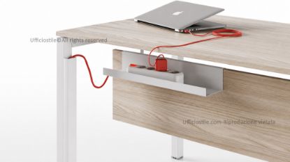 Vasca portacavi sottopiano in metallo per scrivanie operative, progettata per raccogliere e organizzare cavi elettrici, cavi dati e alimentatori sotto il piano, con dimensioni L 50 × P 11 × H 8 cm e finiture goffrate RAL 9010, RAL 9006 e RAL 9005.