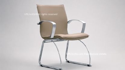 Poltrona riunioni con braccioli e base su slitta in telaio cromato, rivestimento in similpelle resistente all’abrasione e certificazione Classe 1IM, ideale per sale riunioni, meeting room e ambienti professionali.