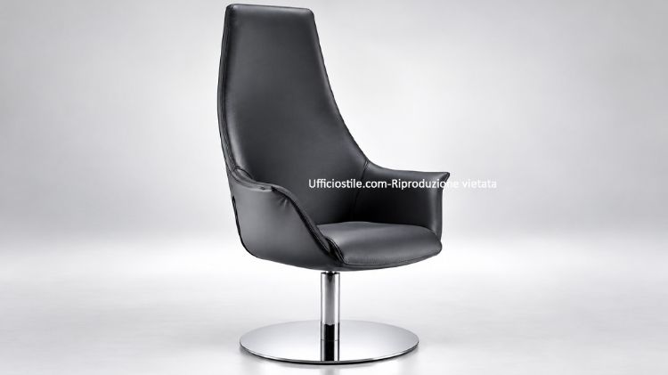 Poltrona Kim lounge girevole con schienale alto, base rotonda in acciaio inox effetto cromato, rivestimento in ecopelle ignifuga e dimensioni adatte ad aree lounge, uffici direzionali e spazi attesa professionali.