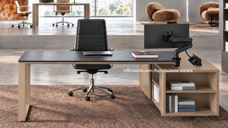 Scrivania direzionale Linea 472 con piano in MDF spessore 18 mm rivestito melaminico soft touch, disponibile nelle finiture bianco opaco, tortora, grafite, verde opaco e nero opaco, bordi in ABS spessore 2 mm e mobile di servizio portante con anta scorrevole lato operatore, cassettiera a tre cassetti con serratura e vani interni per archiviazione.