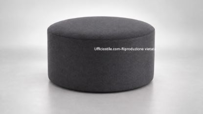 Pouff maxi per ufficio, aree attesa e zone relax, con struttura in multistrati e fibre di legno trattate, imbottitura in poliuretano espanso indeformabile, molleggio con cinghie elastiche, rivestimento in tessuto Trevira CS e configurazione a scelta con piedini in nylon nero oppure ruote doppie gommate.