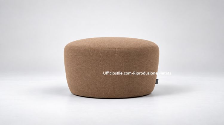 Scopri il pouf imbottito da 55 cm Ufficiostile. Design Made in Italy con interni in legno, piedini in polipropilene e tessuto ignifugo Trevira CS.